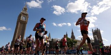 London running club Locals: main advantages and features
