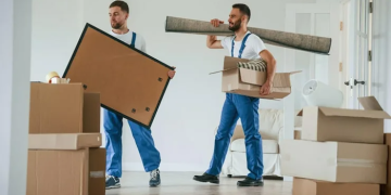 Какие услуги предлагает центр MoveToRussia для переезда